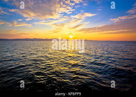 Coucher de soleil coloré épique sur mer Banque D'Images