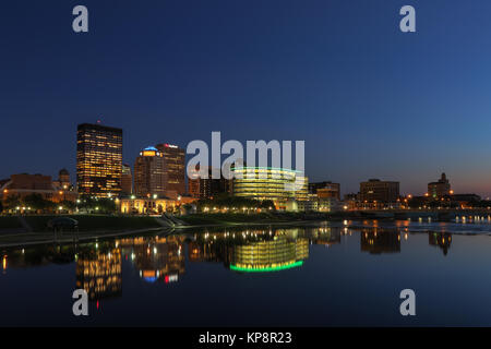 La ville de Dayton au crépuscule. Dayton, Ohio, USA. Inclut la clé le logo de la Banque. Banque D'Images