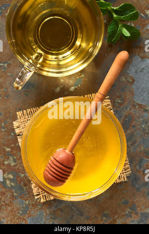 Le miel et le thé de fines herbes Banque D'Images