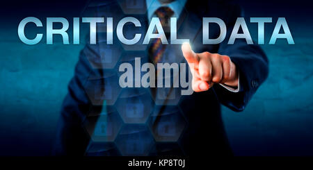 Manager en poussant les données critiques sur un écran Banque D'Images