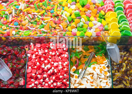 Grand choix de bonbons dans un marché d'Istanbul Banque D'Images