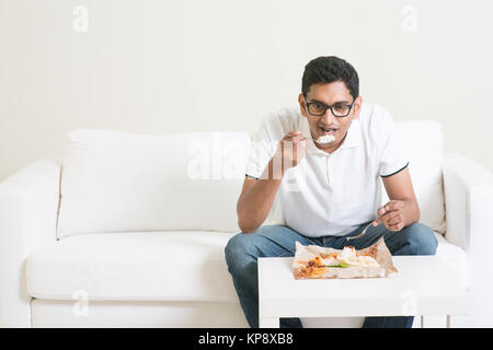 Homme seul de manger des aliments Banque D'Images