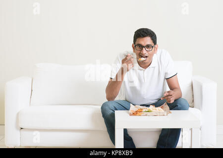 Homme seul de manger des aliments moins Banque D'Images