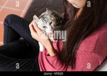 Asian Woman jouer avec son chaton Banque D'Images