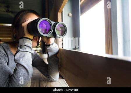 L'utilisation de la femme au binoculaire maison en bois Banque D'Images