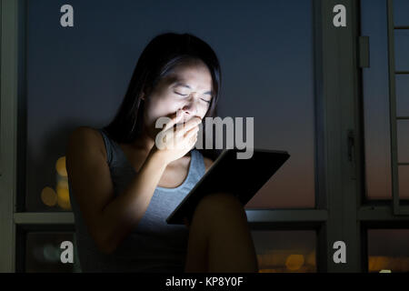 Woman sensation de fatigue lors de l'utilisation de tablet pc Banque D'Images