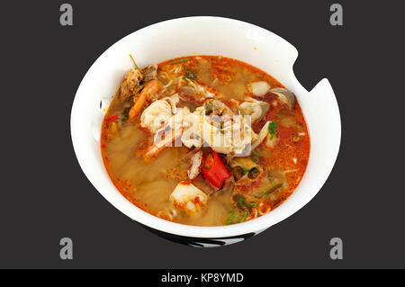 Soupe aux nouilles et fruits de mer épicés asiatiques de style thaï, fruits de mer, la soupe de nouilles instantanées en Bol en céramique Banque D'Images