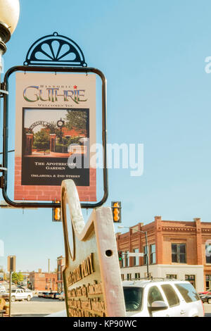 Un signe l'accueil des visiteurs de l'historique Guthrie, Oklahoma, USA. L'Apothicairerie publicité Jardin. Banque D'Images