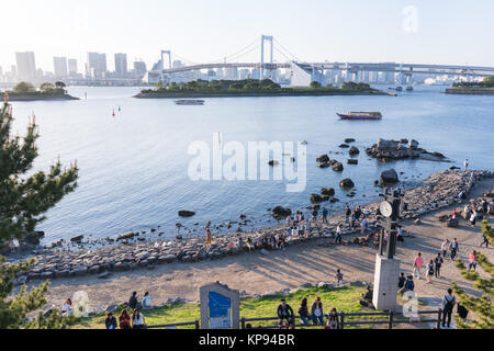 Une vue de pont en arc-en-ciel et la baie de Tokyo Odaiba de pendant le coucher du soleil. Banque D'Images