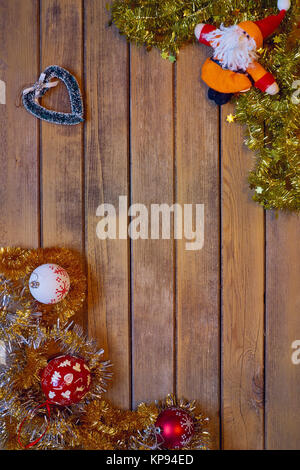 Fond de Noël avec des ornements et décoration sur planche de bois rustique Banque D'Images