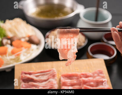 Un shabu shabu de porc prêt à cuire. Banque D'Images