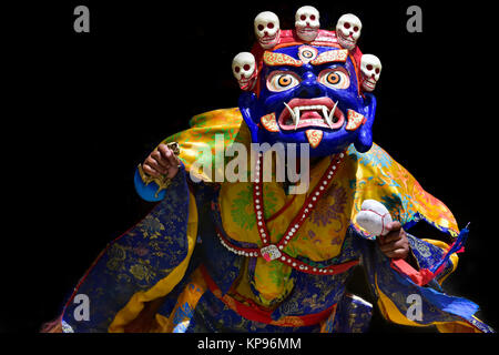 Dans un lama bouddhiste tibétain rituel costume et un masque de Mahakala bleu effectuer la danse Cham sacré. Banque D'Images