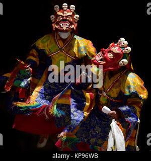 Mahakals sacré tibétain rouge costumes, les performances de la danse par des moines des initiations tantriques sur fête bouddhiste. Banque D'Images