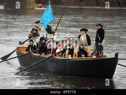 WASHINGTON CROSSING, PA - 25 décembre : en décembre de chaque année, des milliers de personnes se rassemblent sur les rives de la rivière Delaware pour regarder la reconstitution d'WashingtonÕs George Noël audacieuse river crossing. Au cours de cette activité familiale, plusieurs centaines de participants en tenue militaire Continental écouter un discours inspirant par Washington puis rangée de l'autre côté de la rivière dans des bateaux Durham réplique le 31 août 2012 dans la ville de New York. People : le général George Washington Banque D'Images