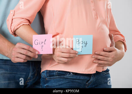 Expecting Couple Holding Paper avec fille et garçon Text Banque D'Images