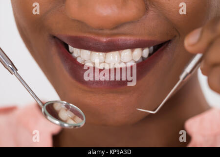 Woman Examining ses dents Banque D'Images