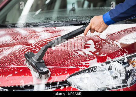 Nettoyage Lave Voiture rouge à la Station Service Banque D'Images