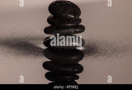 Gouttes d'eau avec des pierres et de bambou Banque D'Images