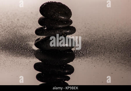 Gouttes d'eau avec des pierres et de bambou Banque D'Images