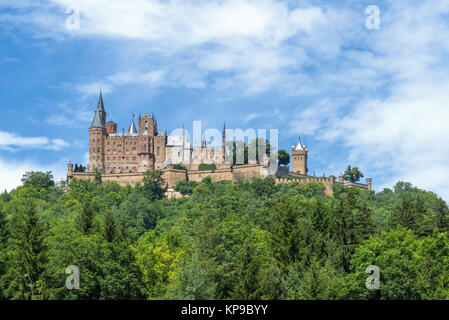 Burg hohenzollern,Allemagne,en été avec ciel bleu-blanc Banque D'Images