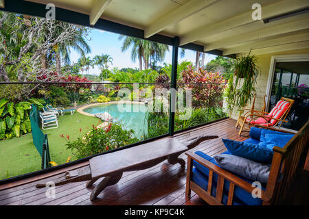 Maison typique dans le Queensland Wet Tropics avec terrasse et piscine, Cairns, Far North Queensland, Australie, Queensland, FNQ Banque D'Images