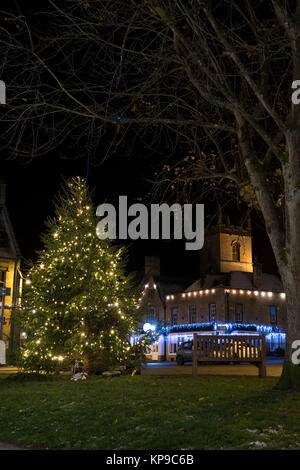 Arbre de Noël et décorations à la place du marché de nuit. Stow on the Wold, Cotswolds, Gloucestershire, Angleterre Banque D'Images