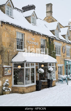 Les vieux stocks inn au moment de Noël dans la neige. Stow on the Wold, Cotswolds, Gloucestershire, Angleterre Banque D'Images