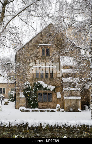 Warmind country inn tandis que sa neige en décembre. Lower Slaughter, Cotswolds, Gloucestershire, Angleterre Banque D'Images