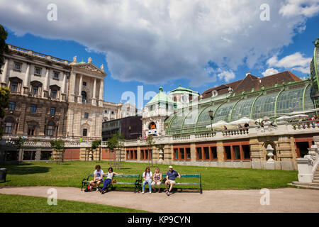 L'Autriche, ville de Vienne, les gens de Burggarten avec palm et maison des papillons dans l'arrière-plan Banque D'Images