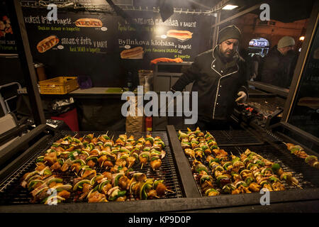 Fast food Noël kiosque avec de la viande grillée à la place de la vieille ville de Prague, en République tchèque, 2 décembre 2017 Banque D'Images