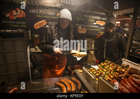 Fast food Noël kiosque avec de la viande grillée à la place de la vieille ville de Prague, en République tchèque, 2 décembre 2017 Banque D'Images