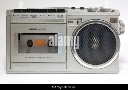 Retro blaster magnétophone à cassette isolé sur fond blanc Banque D'Images