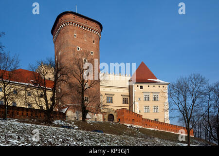 La tour Senatorska au Château Royal sur la colline de Wawel dans la ville de Cracovie en Pologne. Banque D'Images