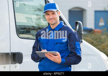 Delivery Man Smiling at par camion Banque D'Images