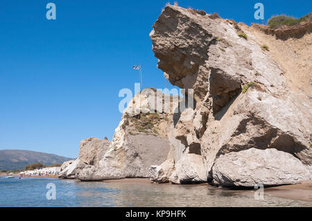 Sur le glissement de roches sur la plage de Kalamaki Zakynthos, Grèce Banque D'Images