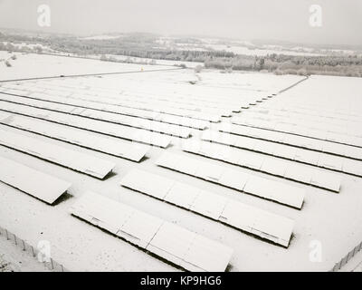 Centrale solaire couvertes de neige en hiver Banque D'Images