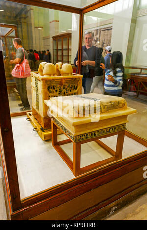 La poitrine et les bocaux canopes holding les organes vitaux, de la tombe de Toutankhamon Roi, Musée égyptien des antiquités, Le Caire, Egypte Banque D'Images