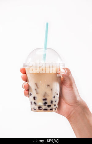 La tenue d'une plastique verre de thé au lait glacé rafraîchissant Taiwan avec bulle (boba) Banque D'Images