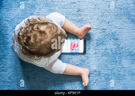 16 mois baby girl with cell phone. Banque D'Images