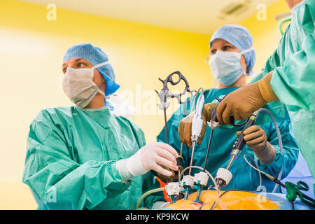 L'exécution de l'équipe chirurgicale ablation de la prostate (prostatectomie) en vertu de l'coeliosurgery, hôpital d'Angoulême, France. Banque D'Images