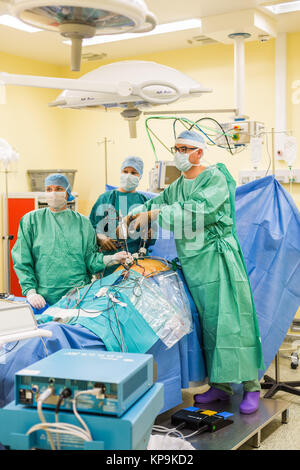 L'exécution de l'équipe chirurgicale ablation de la prostate (prostatectomie) en vertu de l'coeliosurgery, hôpital d'Angoulême, France. Banque D'Images