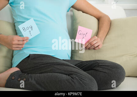 Pregnant Woman Holding Boy and Girl Note Banque D'Images