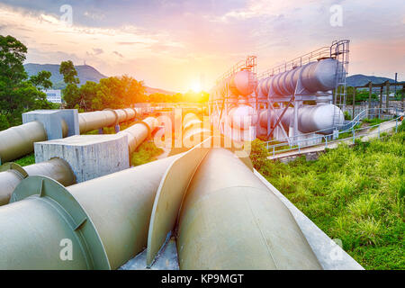 L'industrie du pétrole et du gaz de l'usine de raffinerie au coucher du soleil Banque D'Images