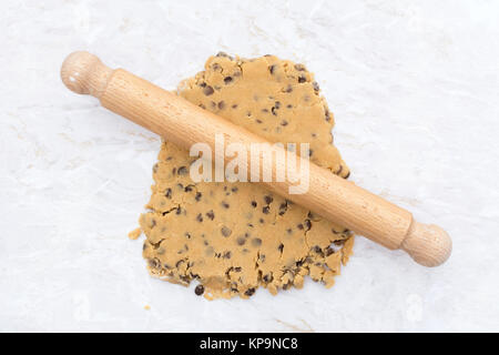 La pâte en cours de déploiement avec un rouleau à pâtisserie en bois Banque D'Images