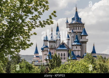 Château féerique derrière les arbres dans le parc culturel public, Eskisehir Banque D'Images