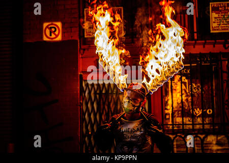 Mikey Adamski effectuant pour un groupe de photographes dans une zone industrielle de Los Angeles, CA Banque D'Images