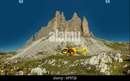 Hélicoptère jaune utilisé pour les opérations de sauvetage, sur le terrain en Dolomites, Italie. Sauvetage par hélicoptère Banque D'Images