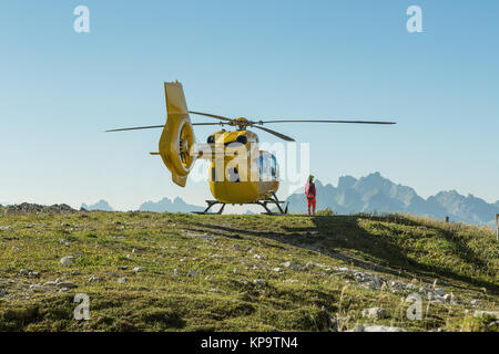 Hélicoptère jaune utilisé pour les opérations de sauvetage, sur le terrain en Dolomites, Italie. Sauvetage par hélicoptère Banque D'Images