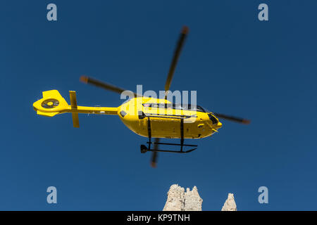 Hélicoptère jaune utilisé pour les opérations de sauvetage, sur le terrain en Dolomites, Italie. Sauvetage par hélicoptère. Vol en hélicoptère de sauvetage médical blessés sauvetage cl Banque D'Images