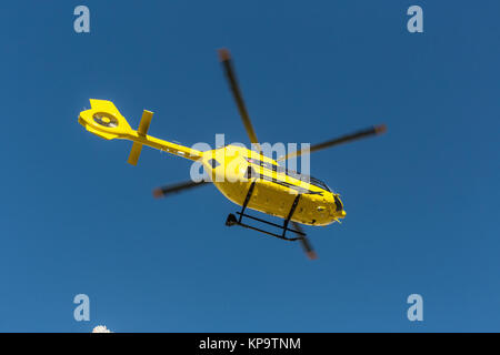 Hélicoptère jaune utilisé pour les opérations de sauvetage, sur le terrain en Dolomites, Italie. Sauvetage par hélicoptère. Vol en hélicoptère de sauvetage médical blessés sauvetage cl Banque D'Images